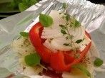 Paprikahälften gefüllt mit Schafs- oder Ziegenkäse