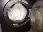 Weiche duftende Wäsche aus dem Trockner