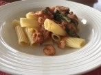 Nudeln mit Tomaten-Cashew-Creme-Soße und Shrimps
