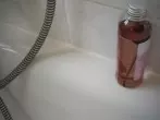 Eingetrocknetes Badeöl in der Badewanne entfernen