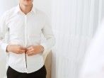 Braune <strong>Flecken</strong> auf weißem Hemd durch Waschmaschine entfernen