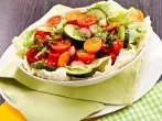 Frischer Salat mit gerösteter Paprika