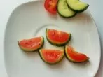 Kleine Melonen aus Gurken und Tomaten