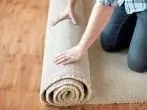 Klebebandreste vom Laminat entfernen