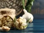 Knoblauch einlegen und haltbar machen