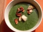 Suppe aus frischem Spinat mit Knoblauchcroutons