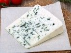 Salzkartoffeln mit Schinken und Roquefortkäse-Soße