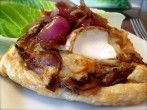 Ziegenk&auml;se auf karamellisierten roten Zwiebeln in Bl&auml;tterteig