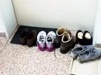 Brandlast: Schuhe und andere Gegenstände im Treppenhaus