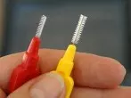 Ohrstecker-Verschlüsse reinigen