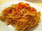 Gebratene Spaghetti mit Hühnerbrust - asiatisch