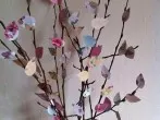 Dekorieren mit Zweigen und bunten Blättern aus Papier