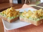 Avocado und Ei zum Frühstück