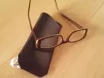 Brillenputztuch leicht aus Etui holen
