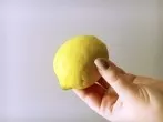 Metalloberfläche der Küche mit Zitrone reinigen