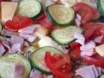 Schnelles Mittagessen mit Zucchini, Tomaten, Schinken & Käse