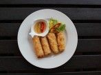 Frittierte Chilischoten gefüllt mit Fetakäse und Thunfisch
