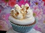 <strong>Schoko-Cupcakes</strong> mit Popcorn-Topping