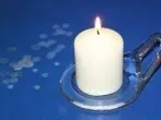 Kerzenwachs entfernen auf Lacktischdecken
