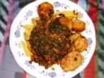 Curry mit Karottengrün, Hühnerfleischbällchen und Kartoffel Wedges