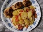 Kartoffelsalat mit Tomaten und Hähnchenmedaillons