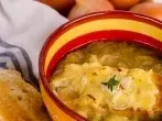 Zwiebelsuppe mit Käse