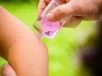 Hände-Desinfektionsgel bei Mückenstichen