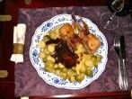 Gebratene Wachteln mit Portweinsauce, Salzkartoffeln und Rosenkohl