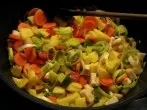 Kräftig-würziger Gemüseeintopf mit Gnocchi und Cabanossi