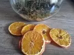 Orangenscheiben für Dekorationszwecke trocknen
