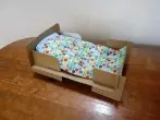 Puppenbett aus Pappe selber machen