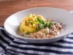 <strong>Kalbsleber</strong>-Rahmgulasch mit &Auml;pfeln und Zwiebeln