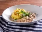 Kalbsleber-Rahmgulasch mit Äpfeln und Zwiebeln
