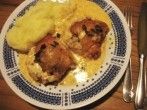 Überbackene Hähnchensteaks mit Senf-Schmand-Sauce