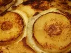 Luftige Pfannkuchen mit Apfelscheiben