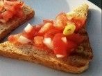 Gut bek&ouml;mmliche Bruschetta mit Knoblauch, Zwiebeln und Tomaten