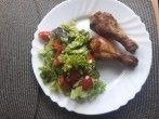 H&auml;hnchenunterkeulen mit gemischtem Salat