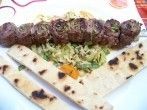 Gegrillte Rinderfilet-Roulade auf Spitzkohl mit Pfannenbrot