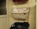 Platzsparende Vorrichtung für die Schmutzwäsche
