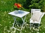 Vergilbte Gartenmöbel und Möbel wieder strahlend weiß