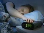 Clock Radio Dock: Wie finde ich den Einschaltknopf im Dunklen?