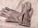 Leder-Fingerhandschuhe mit kaputtem Futter als Autohandschuhe