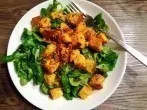 Ein leichtes Abendessen: Feldsalat mit gerösteten Linsenbrotstücken