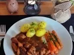 Schweinegulasch mit Champignons im Schnellkochtopf zubereitet