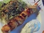 Lachsspieß an einem Grapefruit-Avocado-Salat