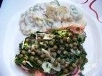 Lachsfilet mit Kräuterhaube auf dem Grill gegart