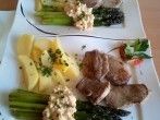 Gr&uuml;ner Spargel, Bozener So&szlig;e und Schweinefilets