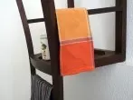Stuhl als Küchenregal mit Handtuchhalter