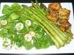 <strong>Spinatsalat</strong> mit Spargel und gef&uuml;llten Tofuw&uuml;rfeln