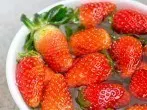 Erdbeeren richtig waschen und putzen